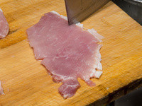 先將樸活豬 一公分厚切里肌豬排的筋切斷。