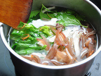 因為泰山橄欖油適合生飲、涼半、中溫烹調，不適合高溫快炒，所以先將芹菜葉、木耳、杏鮑菇川燙撈起