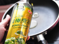 再取適量橄欖油中低溫加熱後，將紅蘿蔔絲下鍋拌炒後，接著將川燙過的食材下鍋略拌數下調味即可
