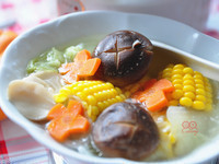 有了白菜與玉米鮮甜的提味，湯頭超清爽好喝喔!即使無肉也能燉出一鍋好湯品!
