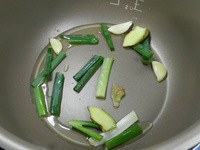 鍋子熱鍋後，倒入1大匙的油，把蔥薑蒜下鍋爆香