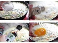 待湯頭煮滾後，陸續放入玉米粉水勾芡汁及其他調味，再灑上蛋液拌勻