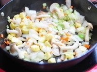 先將所有切好的鮮蔬下鍋拌炒，讓鮮蔬的鮮甜釋放出來