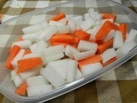紅白蘿蔔洗淨切塊後放入盒內，撒上鹽，蓋上蓋子準備吸氣囉