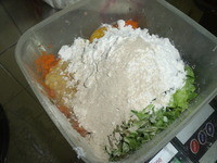 將胡蘿蔔加水打成泥,過濾取出胡蘿蔔泥180g,芹菜葉切碎,把所有材料放入盆中。