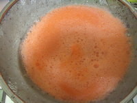 將一根胡蘿蔔切小塊,加400g的水,放入果汁機打成汁,過濾。