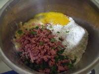將蔥切成蔥花,火腿切末,再把所有材料,放入盆中。