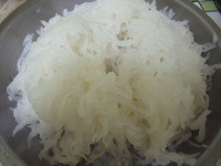 蘿蔔洗淨去皮刨絲後,加塩醃至出水,擠乾備用。