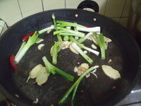 直接利用煎過排骨的油,爆香蔥段,薑片,蒜片跟辣椒(辣椒不要切,整支放進去)。