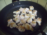 將雞小腿洗淨後,直接放入鍋中煎,煎至兩面金黃盛起。