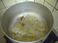 薑切片,放入水中煮滾後,用小火煮約10~15分鐘,煮太久會太辣。