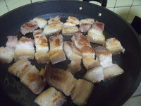 我把豬肉先冰凍一下較好切片,切約1公分的厚片,鍋中不放油煎至兩面金黃撈起。
