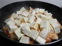 加入切塊的臭豆腐快炒