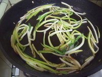 鍋中放入2大匙的油,放入蔥(整支或切對半),煎至蔥焦黃盛起。