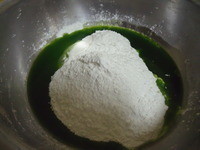 菠菜葉加入水,打成菠菜汁,再跟糯米粉,在來米粉,糖,沙拉油一起放入盆中。