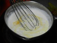 鮮奶加白飯慢火熬成濃稠狀後，放涼後加入一個蛋拌勻
