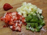 將水果洗淨，切丁，草莓留半個不切丁