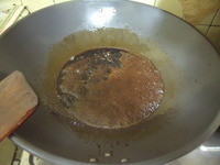 將所有的黑糖跟250g的水倒入鍋中,用小火煮至黑糖全部融化,起泡即可。