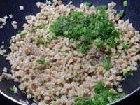 加入蔥綠，嘗過味道後，再決定要補多少鹽跟粗粒黑胡椒
